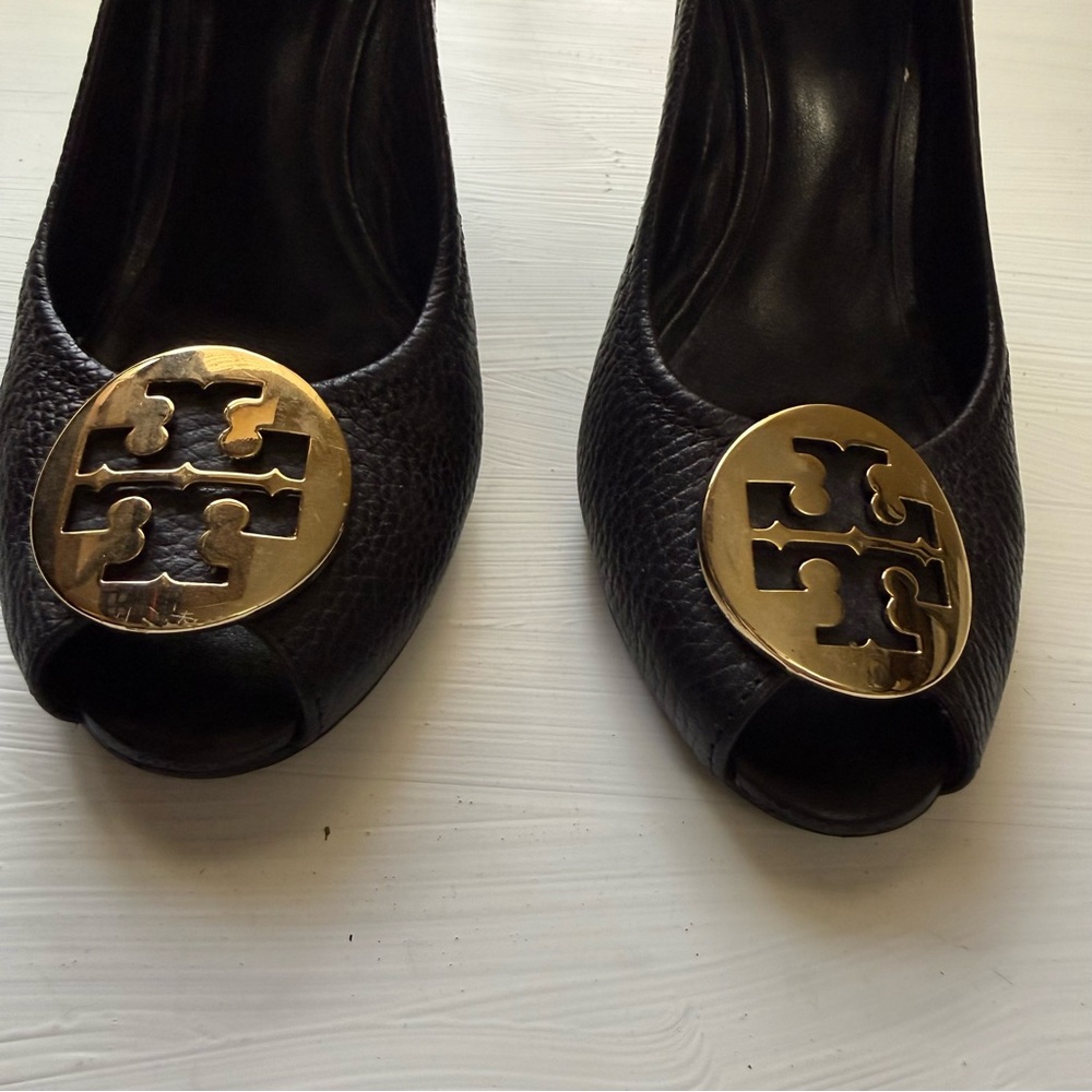 TORY BURCH BENTON LOGO PEEP TOE WEDGE HEEL PUMP SZ 7.5 M BLACK PRE-OWNED - Picture 2 of 8